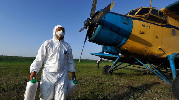 Спецсамолет для обработки полей от саранчи. Архивное фото