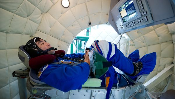Тренировка космонавтов Олега Кононенко и Юи Кимия на центрифуге ЦФ-7