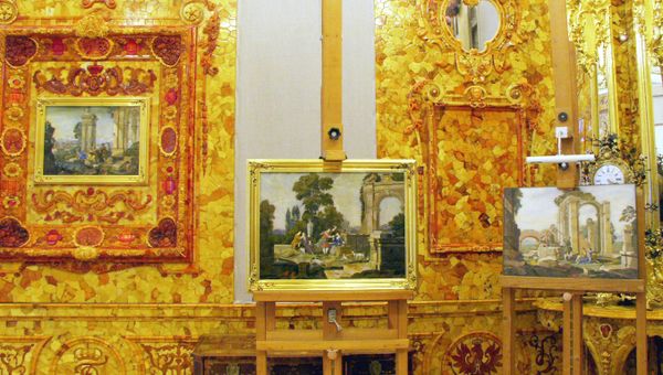 Восстановленная часть Янтарной комнаты в Екатерининском дворце в Пушкине