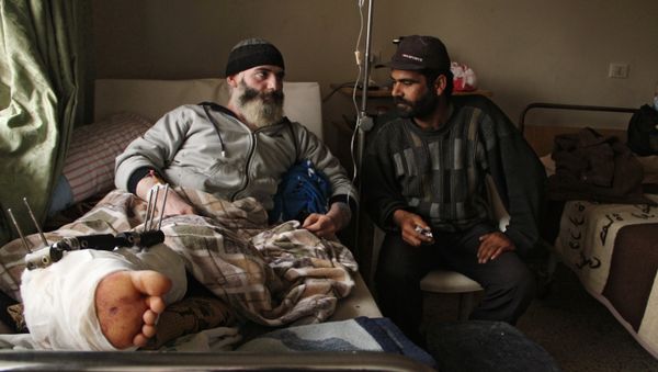 Жители сирийской деревни Мабуджа, пострадавшие от нападения боевиков ИГИЛ