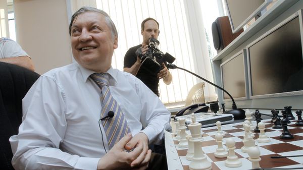 Анатолий Карпов сыграл в шахматы с будущими участниками проекта Марс-500 Анатолий Карпов сыграл в шахматы с будущими участниками проекта Марс-500