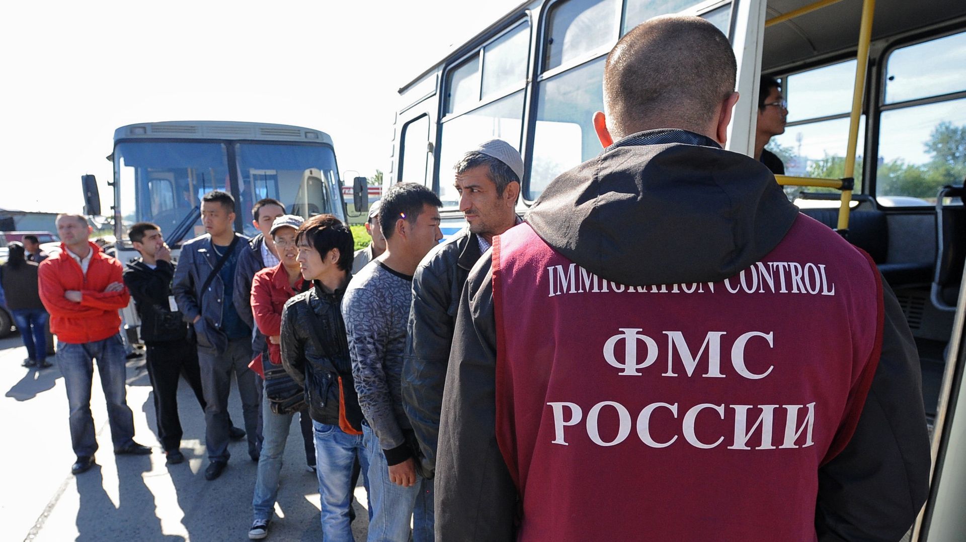Рейд Федеральной миграционной службы на рынках Челябинска - РИА Новости, 1920, 07.07.2025