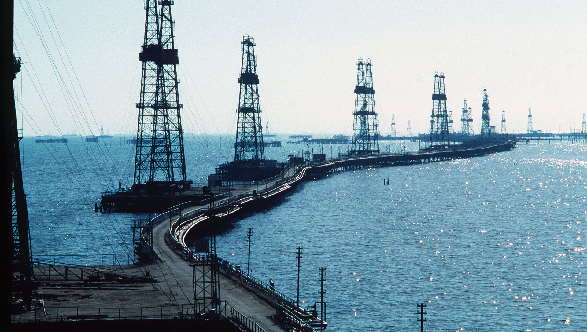 Нефтяные вышки на Каспии Нефтяные вышки на Каспии - РИА Новости, 1920, 13.01.2021