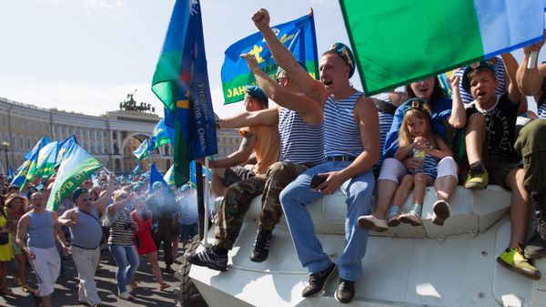 Десантники в тельняшках Десантники в тельняшках