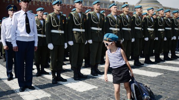Праздник День ВДВ на улице Ильинке