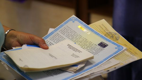 Женщина с кипой документов для переоформления в Крымгазсети, Симферополь Женщина с кипой документов для переоформления в Крымгазсети, Симферополь