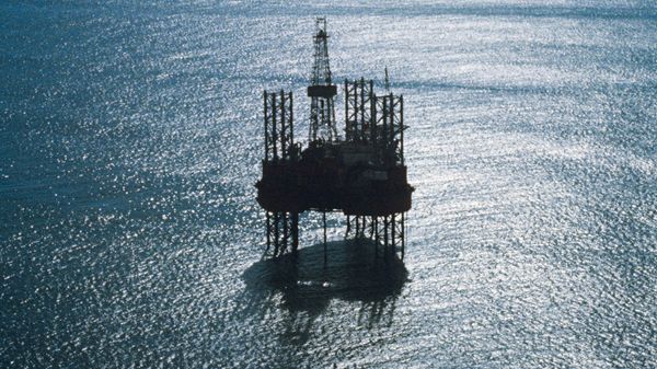 Плавучая буровая установка Ока в Охотском море
