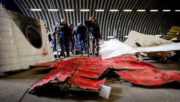 Обломки самолета Boing 777 в ангаре Обломки самолета Boing 777 в ангаре