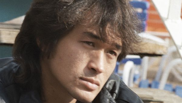 В 1980 году Цой начал выступать на квартирных концертах в Москве вместе с участниками группы Автоматические удовлетворители. В 1981 году состоялся его сценический дебют в качестве бас-гитариста в ленинградском кафе Трюм. Из этих концертов летом 1981 года возникла группа Гарин и гиперболоиды, куда входили Виктор Цой, Алексей Рыбин и Олег Валинский. Осенью 1981 года группа вошла в Ленинградский рок-клуб. После ухода Валинского группу переименовали в Кино.