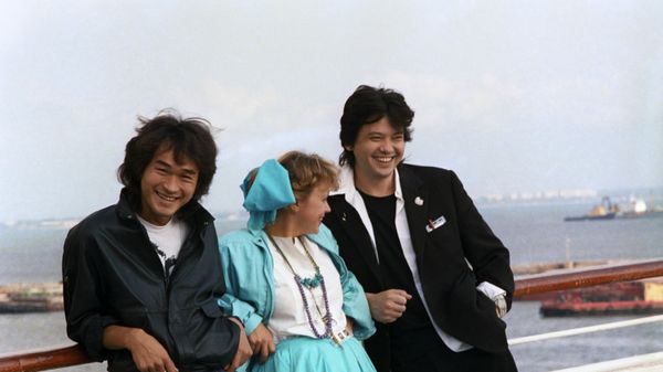 В 1988 году на экраны вышел культовый фильм Игла, одну из главных ролей в котором сыграл Цой.
На фото: Виктор Цой, актриса Нина Ильина, режиссер фильма Игла Рашид Нугманов.