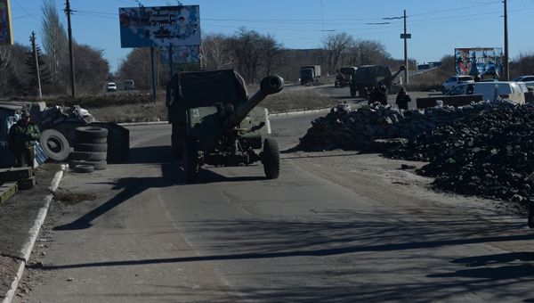 Отвод колонны тяжелой военной техники из Донецка