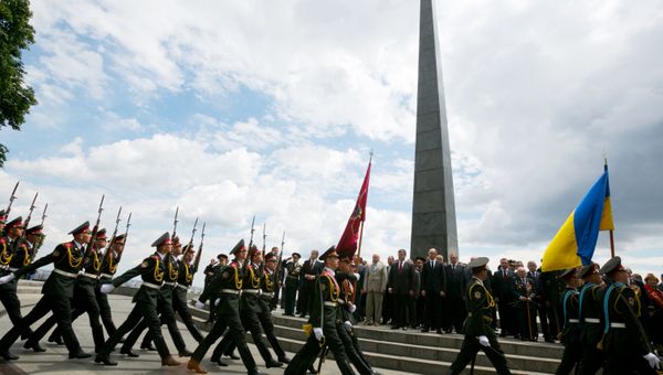 Президент Украины П.Порошенко возложил цветы к Могиле Неизвестного солдата в Киеве