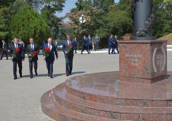 Рабочая поездка президента РФ В.Путина и премьер-министра РФ Д.Медведева в Крым Рабочая поездка президента РФ В.Путина и премьер-министра РФ Д.Медведева в Крым