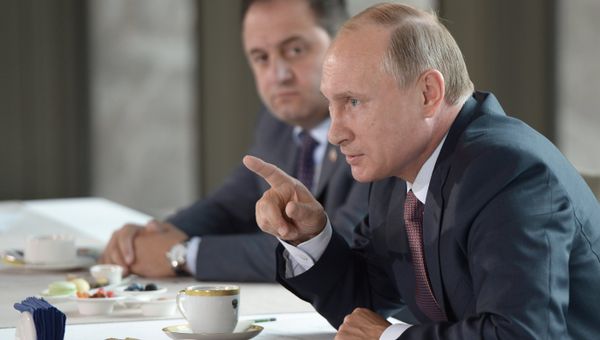 Президент РФ Владимир Путин (справа) на встрече с представителями национальных общественных объединений Крыма. Слева - председатель Региональной национально-культурной автономии греков Республики Крым Таврида Иван Шонус