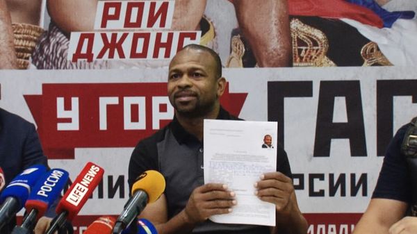 Джонс написал заявление на получение паспорта РФ перед журналистами в Ялте