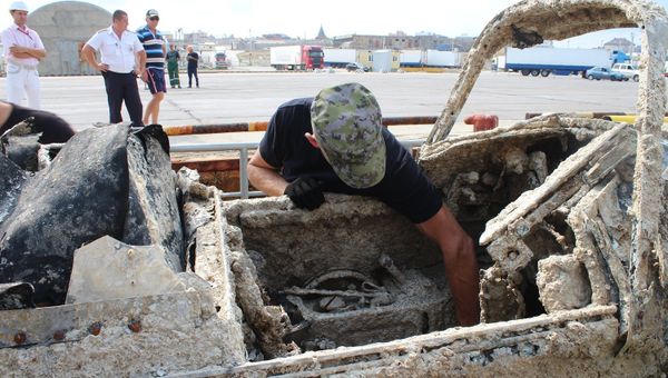 Краснодарские поисковики подняли со дна Керченского пролива самолет ИЛ-2