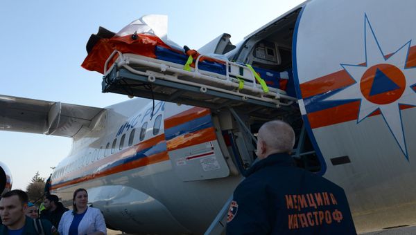 Самолет Ан-148 МЧС России осуществляет санитарно-авиационную эвакуацию тяжелобольного ребенка