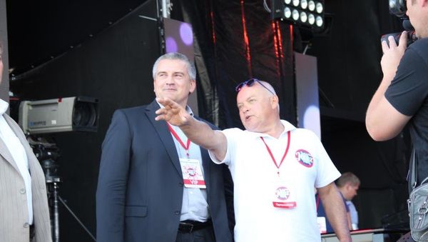 Глава Крыма Сергей Аксенов и гендиректор МИА Россия сегодня Дмитрий Киселев на фестивале Koktebel Jazz Party