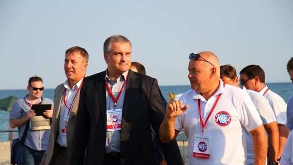 Глава РК Сергей Аксенов и генеральный директор МИА Россия сегодня Дмитрий Киселев на фестивале Koktebel Jazz Party