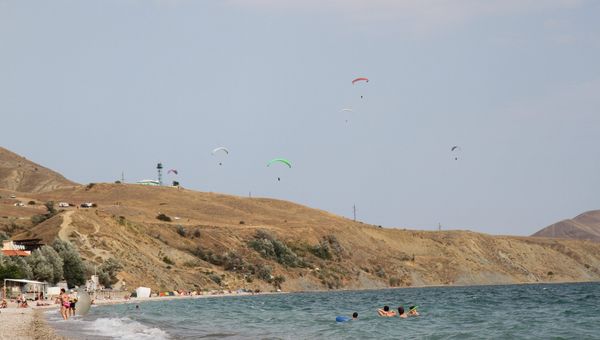 Парапланеристы под Коктебелем