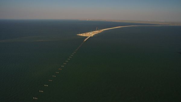 Строительство временного моста в Керченском проливе