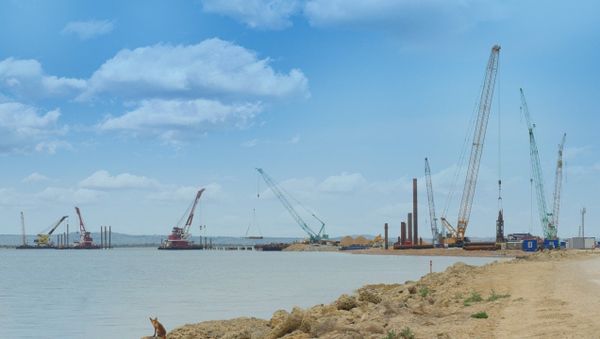 Строительство временного моста в Керченском проливе