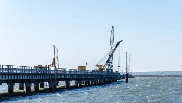 Строительство временного моста в Керченском проливе