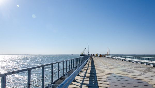 Строительство временного моста в Керченском проливе