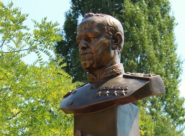 бюст маршала Георгия Жукова в Симферополе