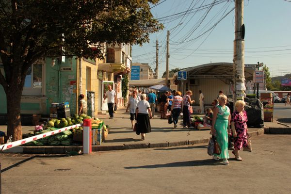 Стихийная торговля на Центральном рынке Симферополя