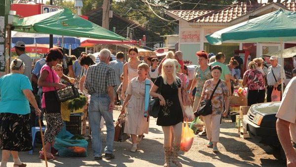 Борьба властей со стихийными торговцами на Центральном рынке города плодов пока не принесла
