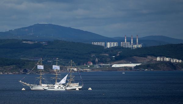 Парусник Надежда в акватории острова Русский