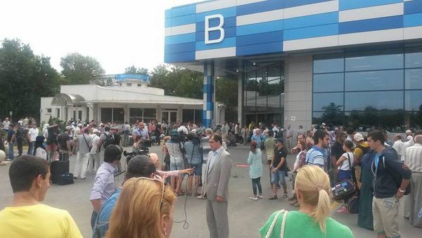 Первая группа крымских мусульман в аэропорту Симферополь перед вылетом к святыням Мекки и Медины