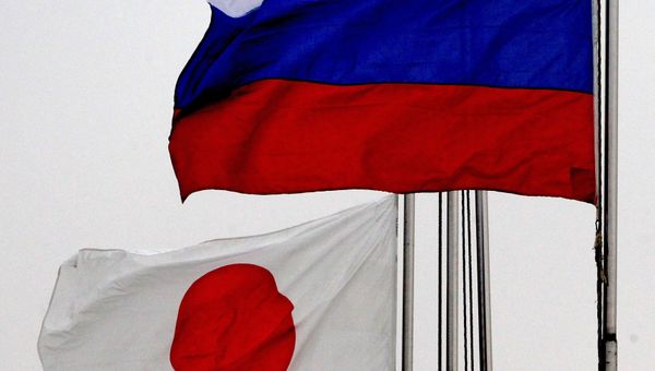 Государственные флаги России и Японии