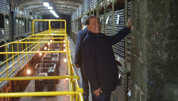 Бывшим итальянский премьер Сильвио Берлускони вместе с президентом России Владимиром Путиным посетил главный подвал в объединении Массандра