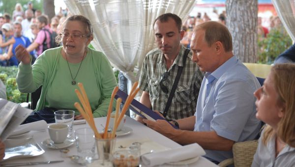 Президент России Владимир Путин (второй справа) общается с представительницей региональной общественной организации сообщества итальянцев в Керчи (итальянской общины Черкио)