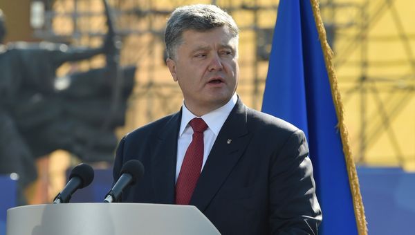 Президент Украины Петр Порошенко выступает в ходе марша в честь Дня Независимости в Киеве. Президент Украины Петр Порошенко выступает в ходе марша в честь Дня Независимости в Киеве.