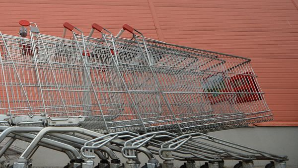 Тележки возле гипермаркета