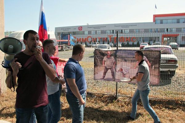 В столице Крыма прошла акция против товарной блокады Крыма В столице Крыма прошла акция против товарной блокады Крыма
