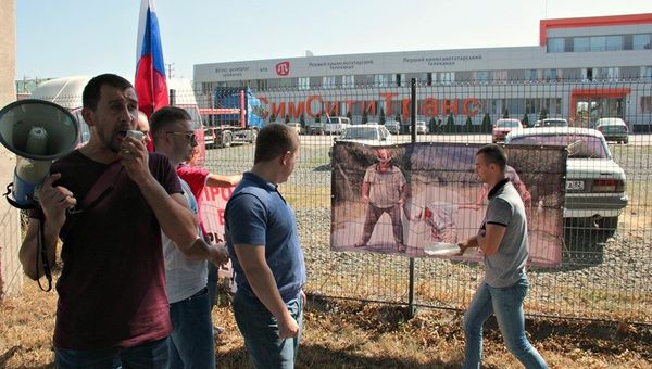 В столице Крыма прошла акция против товарной блокады Крыма