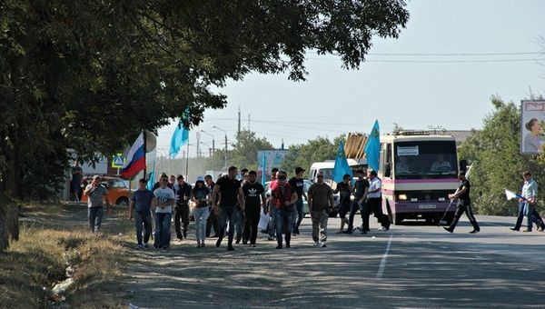 Антиблокадная акция крымских татар в Симферополе