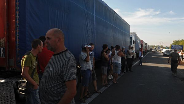 Активисты заблокировали автотрассу у поселка Чонгар на границе Украины и Крыма