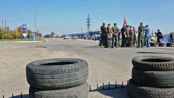 Активисты заблокировали автотрассу у поселка Чонгар на границе Украины и Крыма