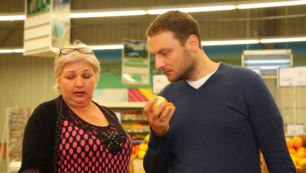 Министр промышленной политики Андрей Скрынник во время рейда по продуктовым объектам полуострова