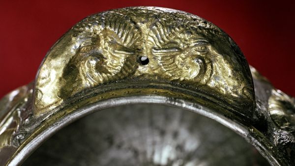 Золотая ручка чаши в форме двух голов баранов