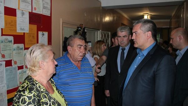 Родители (на фото слева) фельдшера скорой Владимира Слончака, раненого во время нападения злоумышленника на подстанцию в Симферополе общаются с главой РК Сергеем Аксеновым