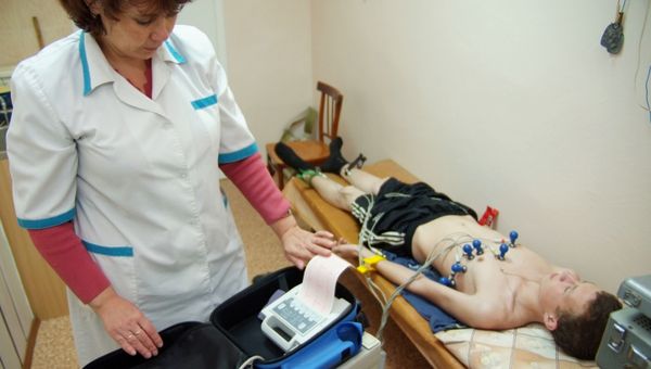Снятие показаний электрокардиографа