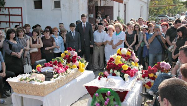 Прощание с расстрелянными медиками в Симферополе Прощание с расстрелянными медиками в Симферополе