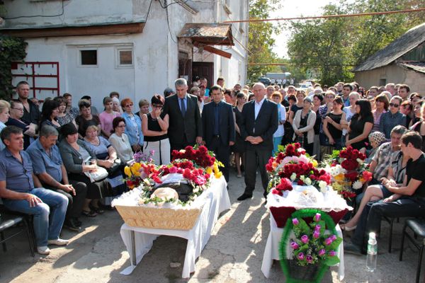 Прощание с расстрелянными медиками в Симферополе