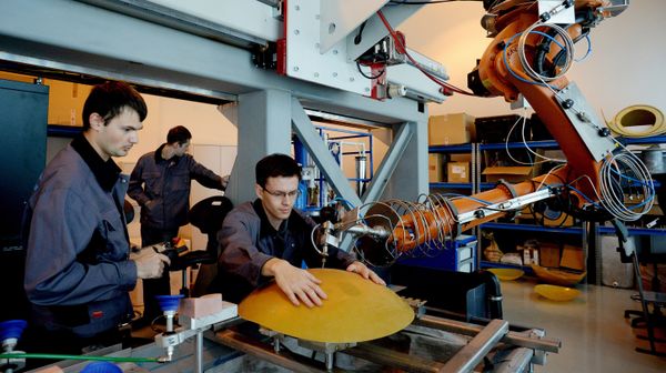 Интеллектуальный роботизированный комплекс для обработки деталей вертолетов